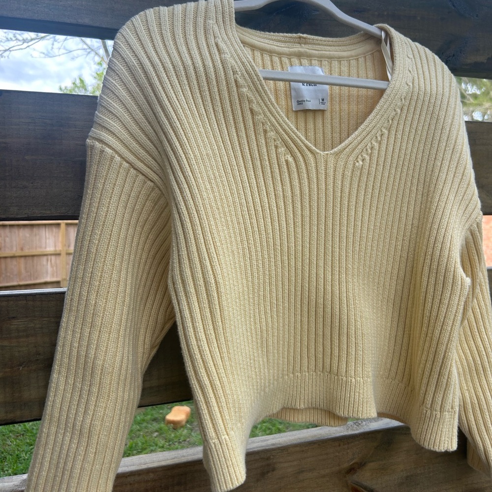 Butter yellow Abercrombie and Fitch Ribbed V-Neck Women's Sweater 100% cotton